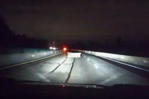 Automóvil impacta sillón abandonado a media carretera