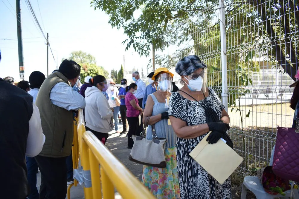 Los adultos mayores estuvieron formados por más de 24 horas para recibir la inoculación, sin embargo, no fue posible / Agencia EsImagen