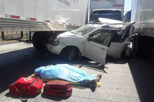Muere hombre tras quedar prensado en un accidente automovilístico