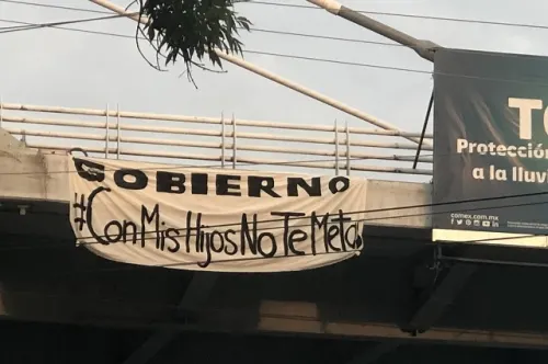 Colocan mantas en diversas vialidades de Puebla con la leyenda: “Gobierno: #ConMisHijosNoTeMetas”