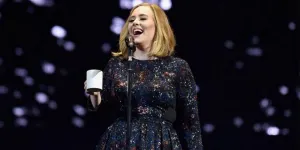 Adele besó a un fan en la boca en pleno concierto