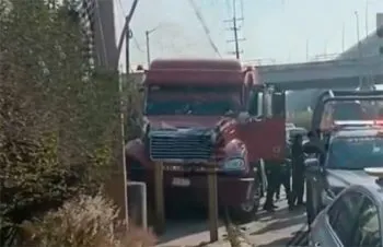 Operativo por aire y tierra en la México-Puebla permite recuperación de tráiler robado