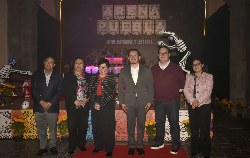 BUAP homenajea a las leyendas de la lucha libre con una ofrenda en el Edificio Carolino