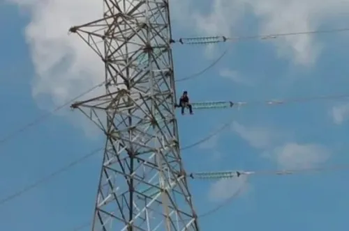 Sube a torre de alta tensión e intenta suicidarse, en Tehuacán