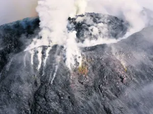 Desalojan tres comunidades por erupción del Volcán Colima