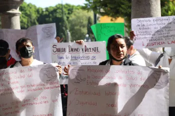 Médicos y enfermeros protestan afuera de la Secretaría de Salud