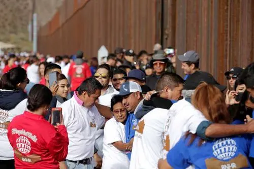 Abren la frontera México-EU para que familiares se abracen tres minutos