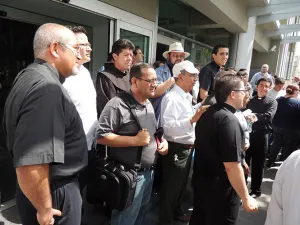 Sacerdotes bloquean Congreso de Chihuahua contra uniones igualitarias