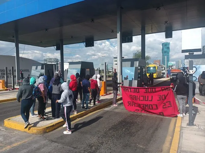 Normalistas encapuchados toman la caseta de Atlixco; ya está libre