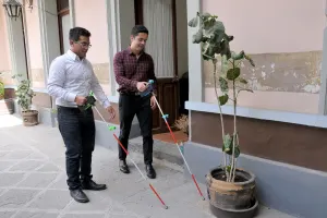 Estudiantes BUAP diseñan bastón inteligente para invidentes