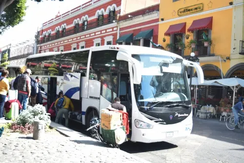 Hoteleros de Puebla, piden un lugar para estacionar autobuses de turismo