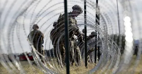 Retiran alambre de púas colocado en tramos de la frontera EUA-México