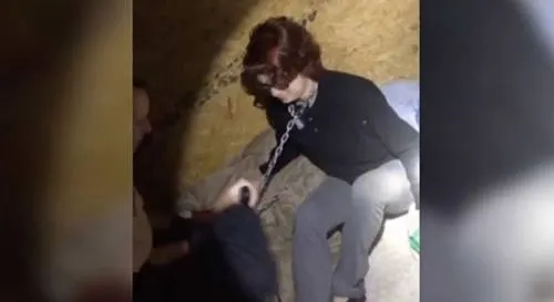 Asesino en serie encadenó a mujer “como un perro”