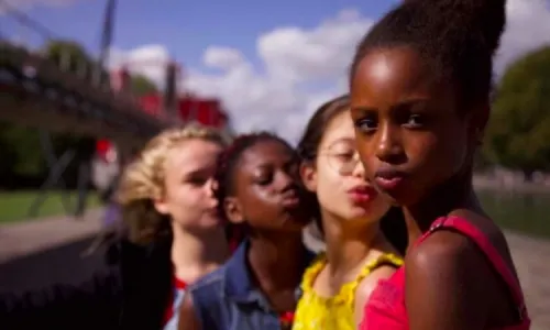 Netflix, acusado de pedofilia, cambia cartel y descripción de “Cuties”