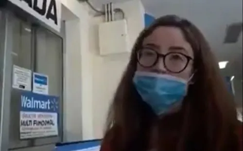 Despiden a mujer que agredió a policías en Walmart de Azcapotzalco