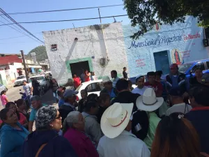 Colonos se manifiestan contra edil de Atlixco