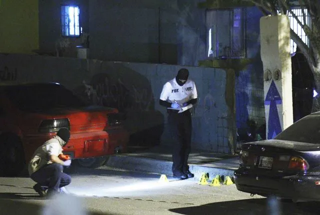 Acribillan a policías que estaban en una fiesta; hay 5 muertos