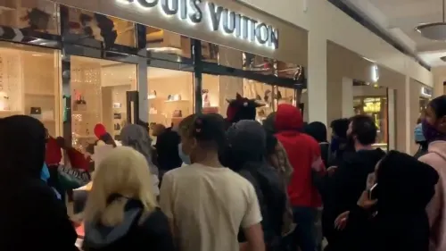 Grandes empresas frenan la reapertura de sus comercios por las protestas contra el racismo