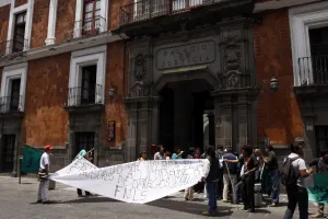 Protestan organizaciones por desalojo contra activista