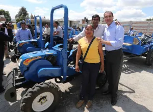 Moreno Valle inaugura un centro de salud en Cholula y anuncia la construcción de un CESSA