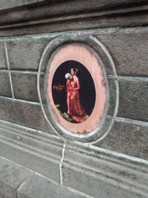 Causa indignación colocación de calcomanías para difundir obras de artista poblana