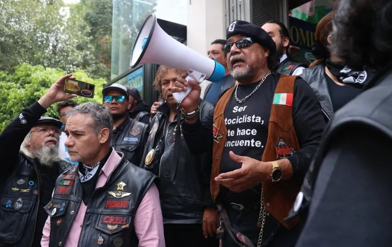 Cientos de motociclistas se manifiestan en el Congreso de Puebla contra la Ley Chaleco 