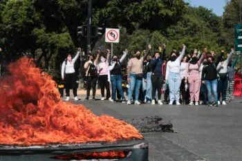 Normalistas de Teteles bloquearon el bulevar 5 de Mayo; vandalizaron unidad de RUTA y quemaron un colchón