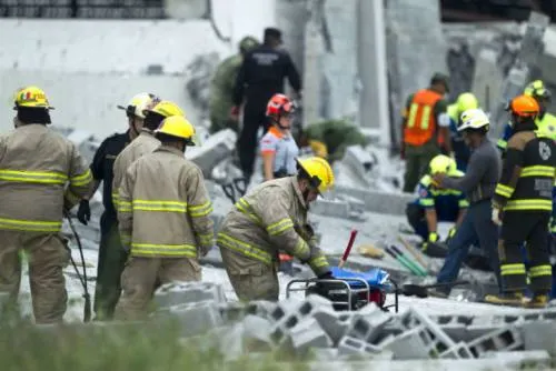 Intensifican rescate de persona atrapada en derrumbe en Cumbres del Sol, NL