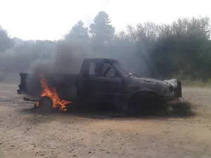 Pobladores de Moxolahuac queman camionetas cargadas con combustible