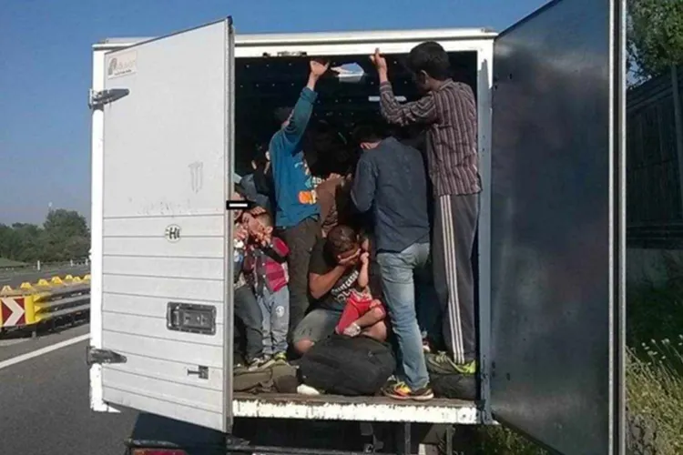 Rescatan a migrantes que viajaban en camioneta de redilas en Querétaro