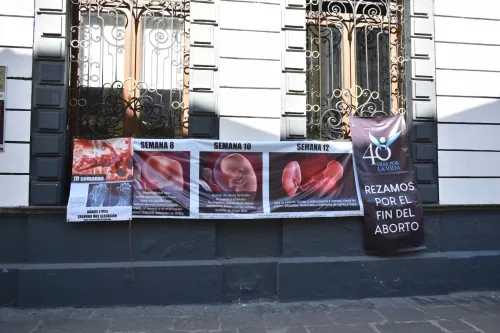 Feministas y organizaciones pro vida se manifiestan frente a Congreso respecto al tema del aborto