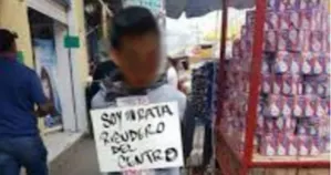 Informales agarran ladrón y lo exhiben en el centro