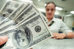Dólar promedia 17.28 pesos a la venta en el AICM