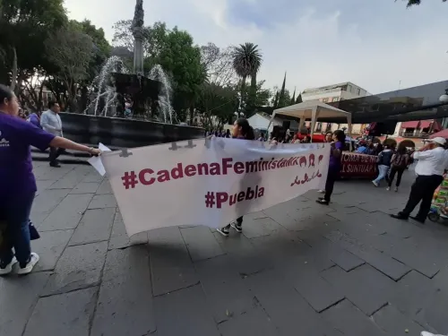 Llegan 104 mujeres a la cadena feminista en Puebla