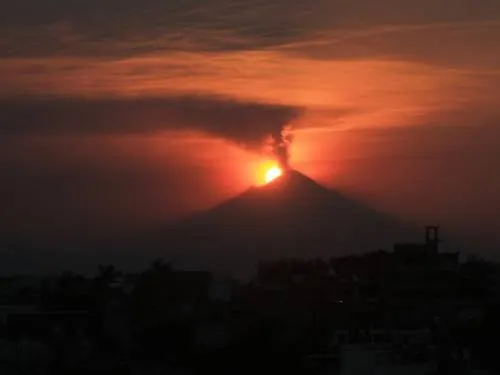 Emite el Popocatépetl 54 exhalaciones en las últimas horas