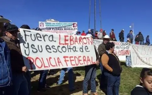 Protestan contra familia LeBarón durante gira de trabajo de AMLO, en ChihuahuaNo