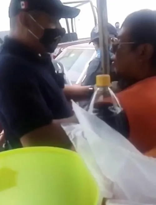 Policía de Tecamachalco detiene a señor por bolear zapatos en la vía pública