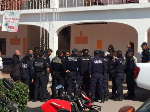 Policías de Santa Clara Ocoyucan se van a paro de labores por falta de pago de aguinaldos