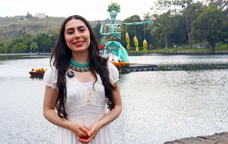 La artista Mónica Rosas, creadora de la catrina monumental inspirada en Chalchiuhtlicue. Foto: Raúl R. de la Rosa / Reto diario
