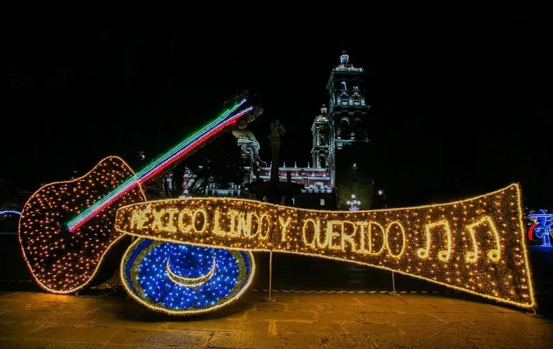 ayuntamiento-puebla-encendido-luces-fiestas-patrias