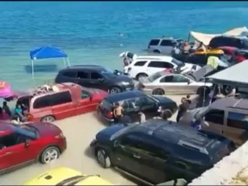 “Marea viva” se lleva autos, motos, sombrillas…en playa de Sonora
