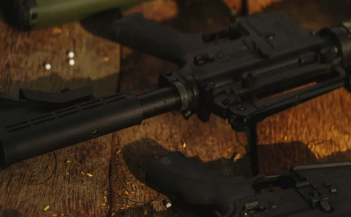 A disposición de la FGR sujeto que portaba un fusil AR-15 en San José Chiapa