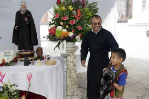 Poblanos se dan cita en templo de San Antonio para bendecir mascotas