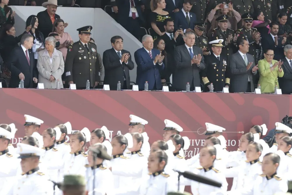 MBH AMLO Desfile