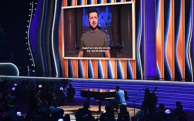 Presidente de Ucrania aparece en los Grammy para dar mensaje