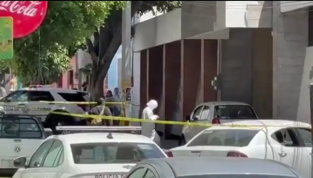 Muere mujer en automóvil mientras era trasladada a la clínica 2 del IMSS en Puebla