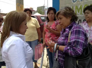 Claudia Hernández recibe apoyo de vecinos de San Cristóbal Caleras