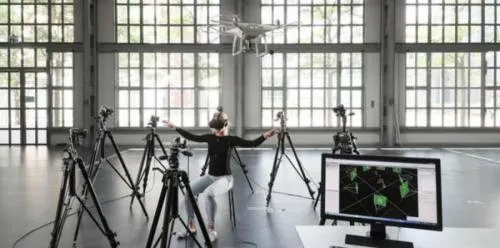 Pilotear drones con el cuerpo podría salvar vidas