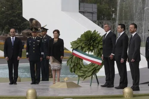 Encabeza el gobernador y Rosario Robles tradicional desfile del 5 de Mayo