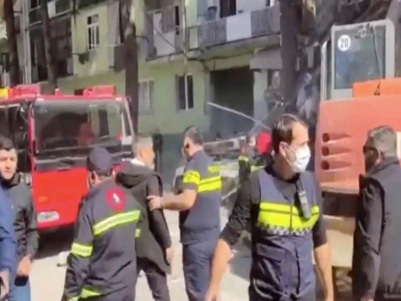 Hasta 15 personas quedan atrapadas bajo un edificio derrumbado en Georgia